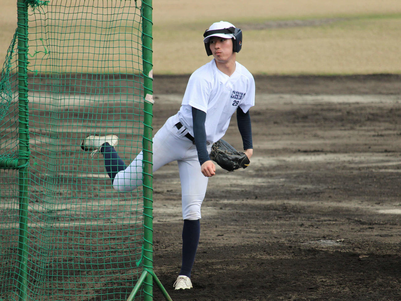 打撃投手を務めた中大進学予定の大船渡・佐々木怜希投手（撮影・金子真仁）