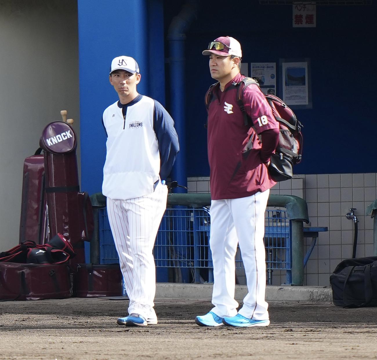 ヤクルト対楽天　試合前、言葉を交わすヤクルト嶋ヘッド兼バッテリーコーチ（左）と楽天田中将（撮影・江口和貴）