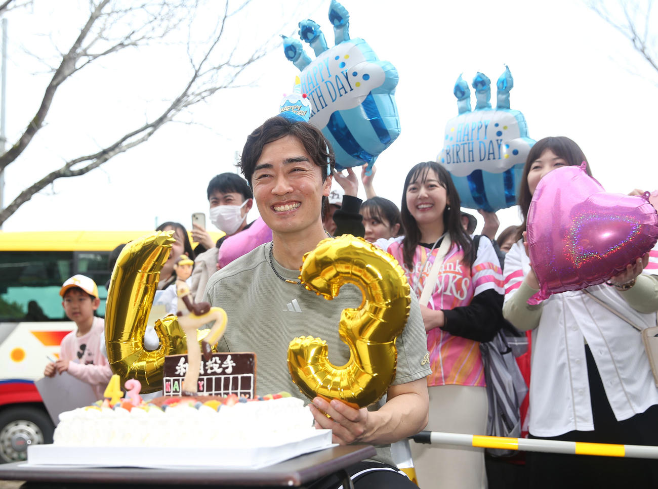 誕生日を迎えたソフトバンク和田はケーキを前に笑顔で記念撮影（撮影・冨田成美）