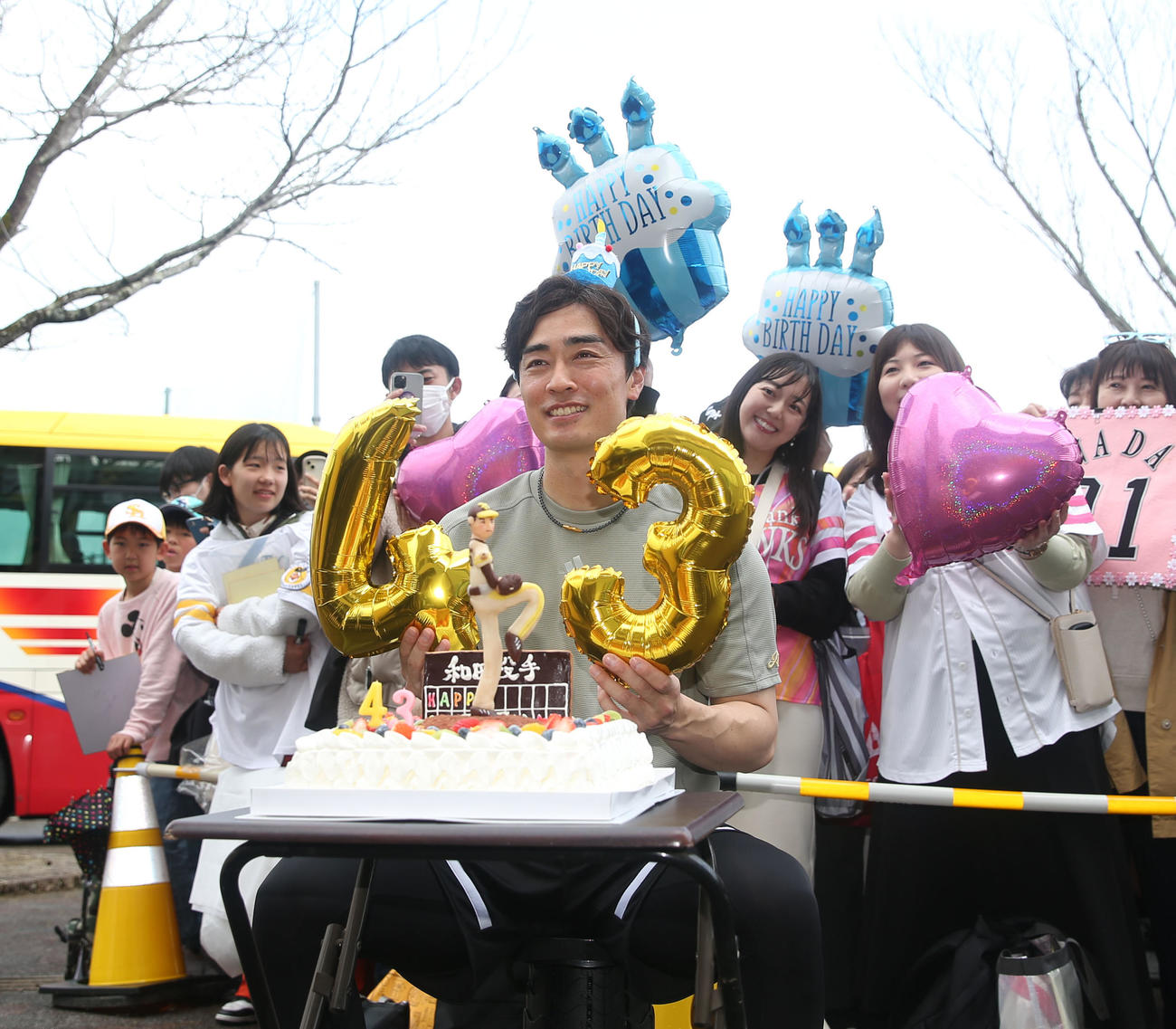 誕生日を迎え報道陣から贈られたケーキを前に笑顔を見せるソフトバンク和田（撮影・冨田成美）