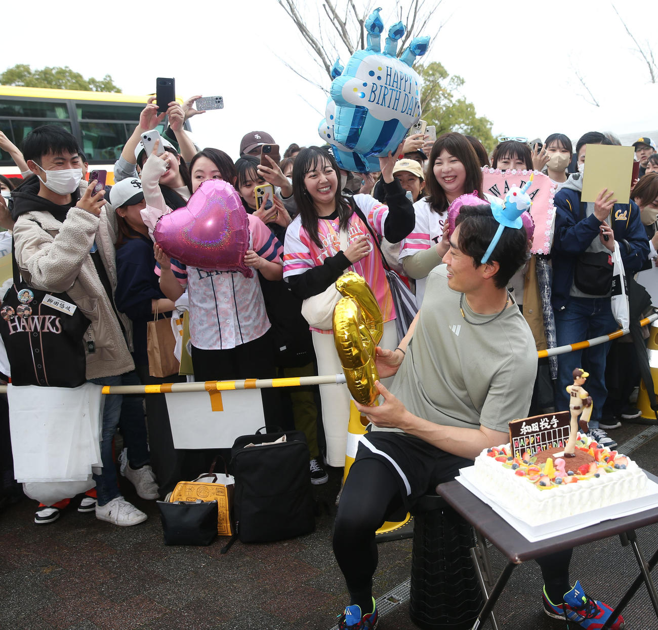 誕生日を迎えたソフトバンク和田集まったファンに笑顔を見せる（撮影・冨田成美）