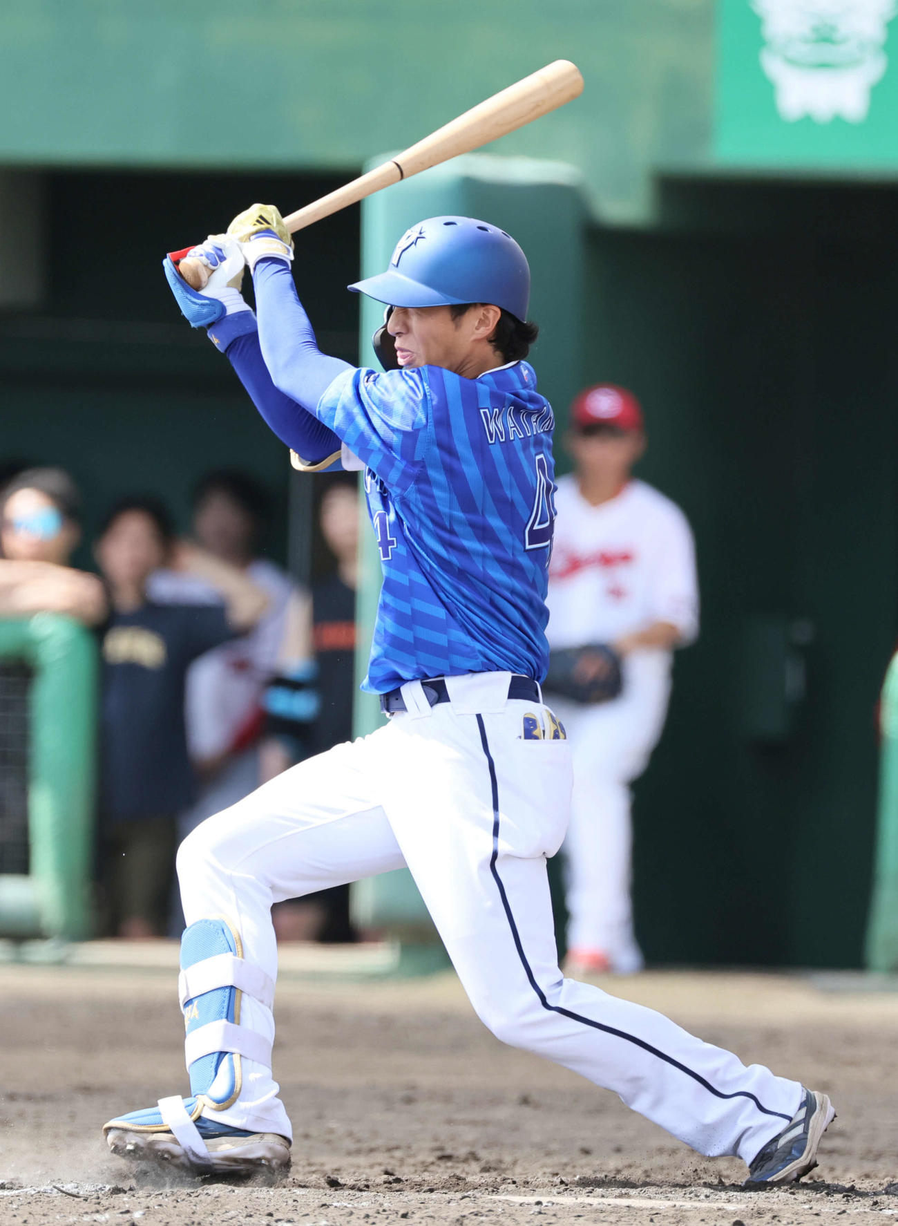 練習試合広島対DeNA 3回表DeNA1死一塁、度会は右前打を放つ（撮影・加藤孝規）