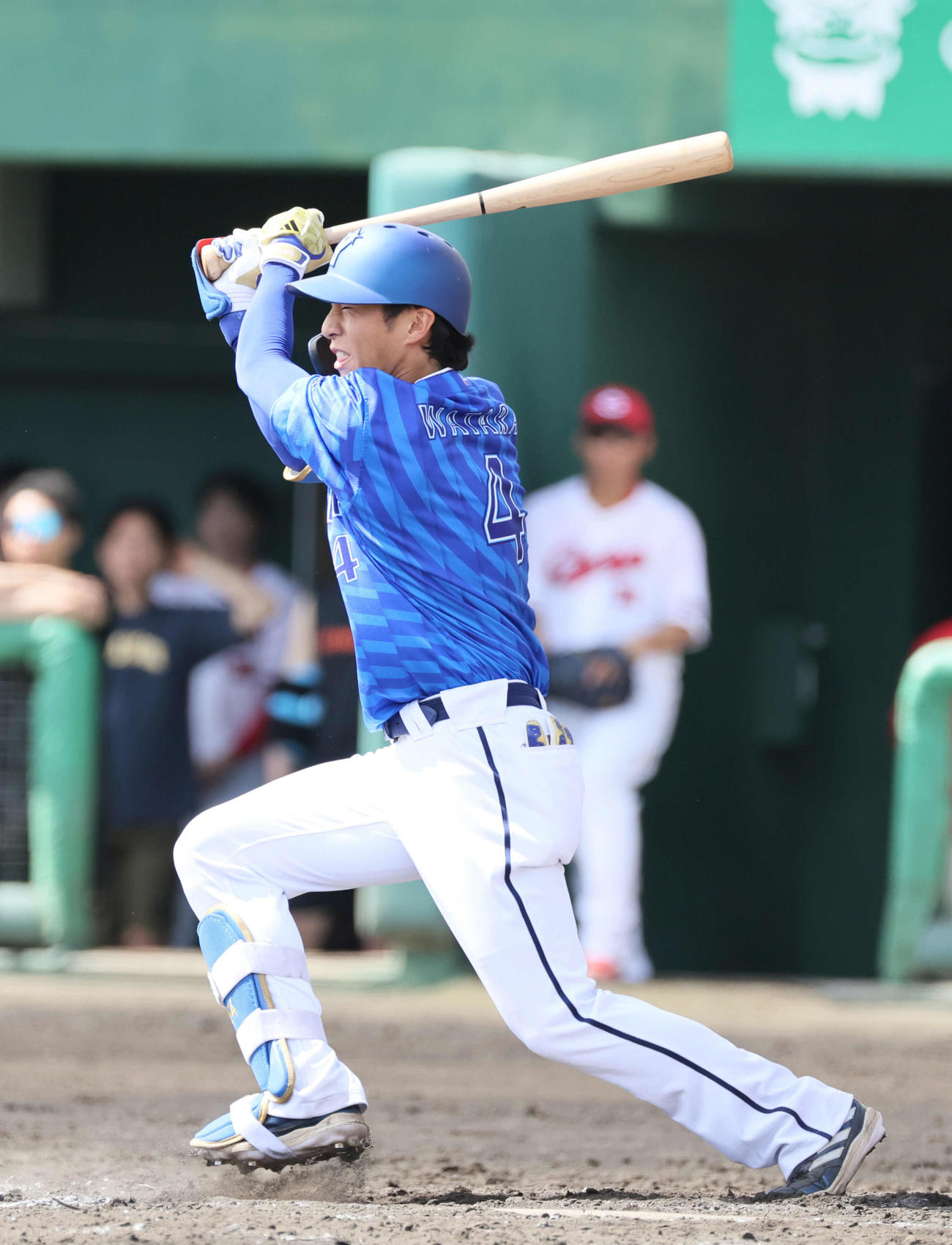 練習試合広島対DeNA 3回表DeNA1死一塁、度会は右前打を放つ（撮影・加藤孝規）