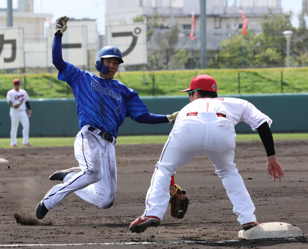 練習試合広島対DeNA 3回表DeNA1死二塁、オースティンの中前打で2走の度会は三塁を狙うがアウト（撮影・加藤孝規）