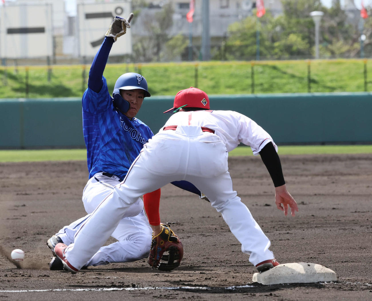 練習試合広島対DeNA 3回表DeNA1死二塁、オースティンの中前打で2走の度会は三塁を狙うがアウト（撮影・加藤孝規）