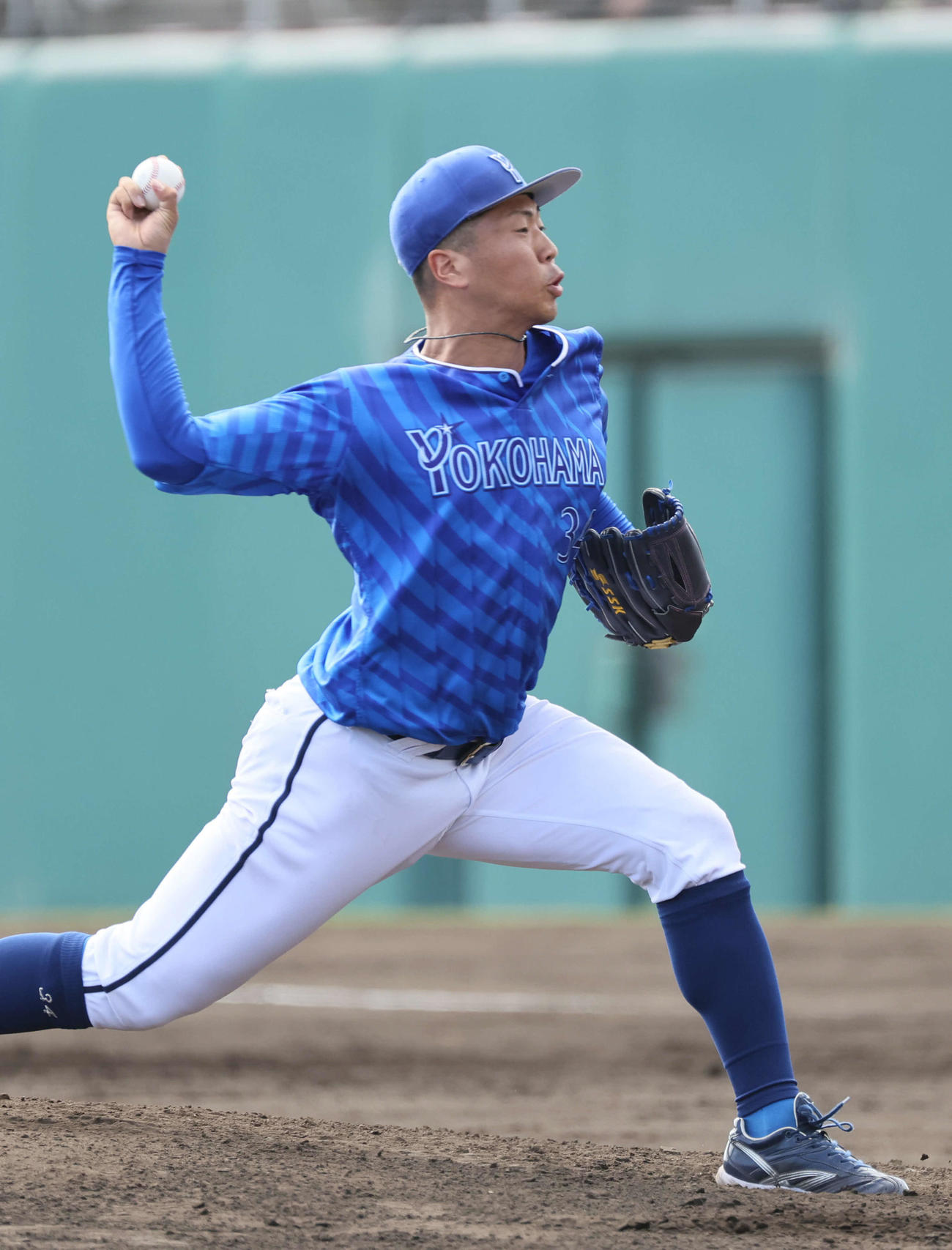 練習試合広島対DeNA 6回裏広島、DeNA3番手、ドラフト2位の松本凌（撮影・加藤孝規）