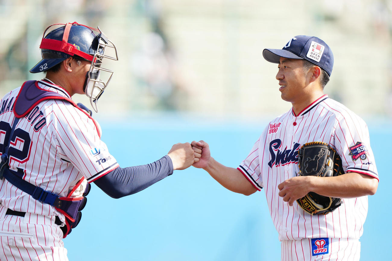 ヤクルト対楽天　9回表終了後、ヤクルト捕手松本直（左）とタッチを交わす5番手の嘉弥真（撮影・江口和貴）