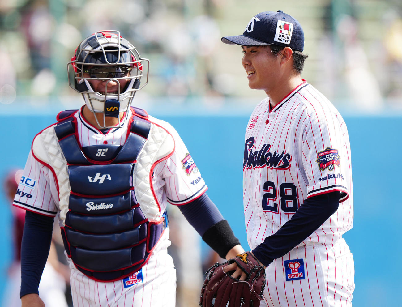 ヤクルト対楽天　4回表終了後、タッチを交わすヤクルト2番手の松本健（右）と捕手松本直（撮影・江口和貴）
