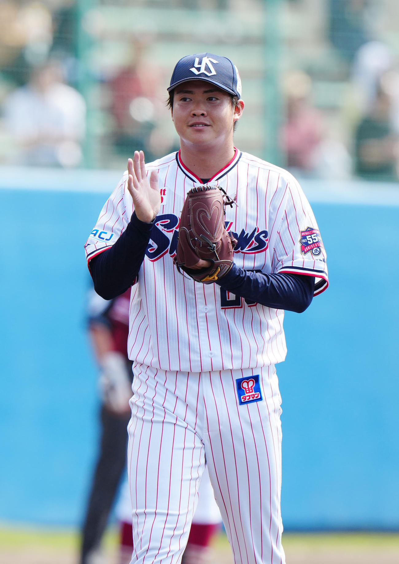 ヤクルト対楽天　3回表終了後、ベンチに引き揚げるヤクルト2番手の松本健（撮影・江口和貴）