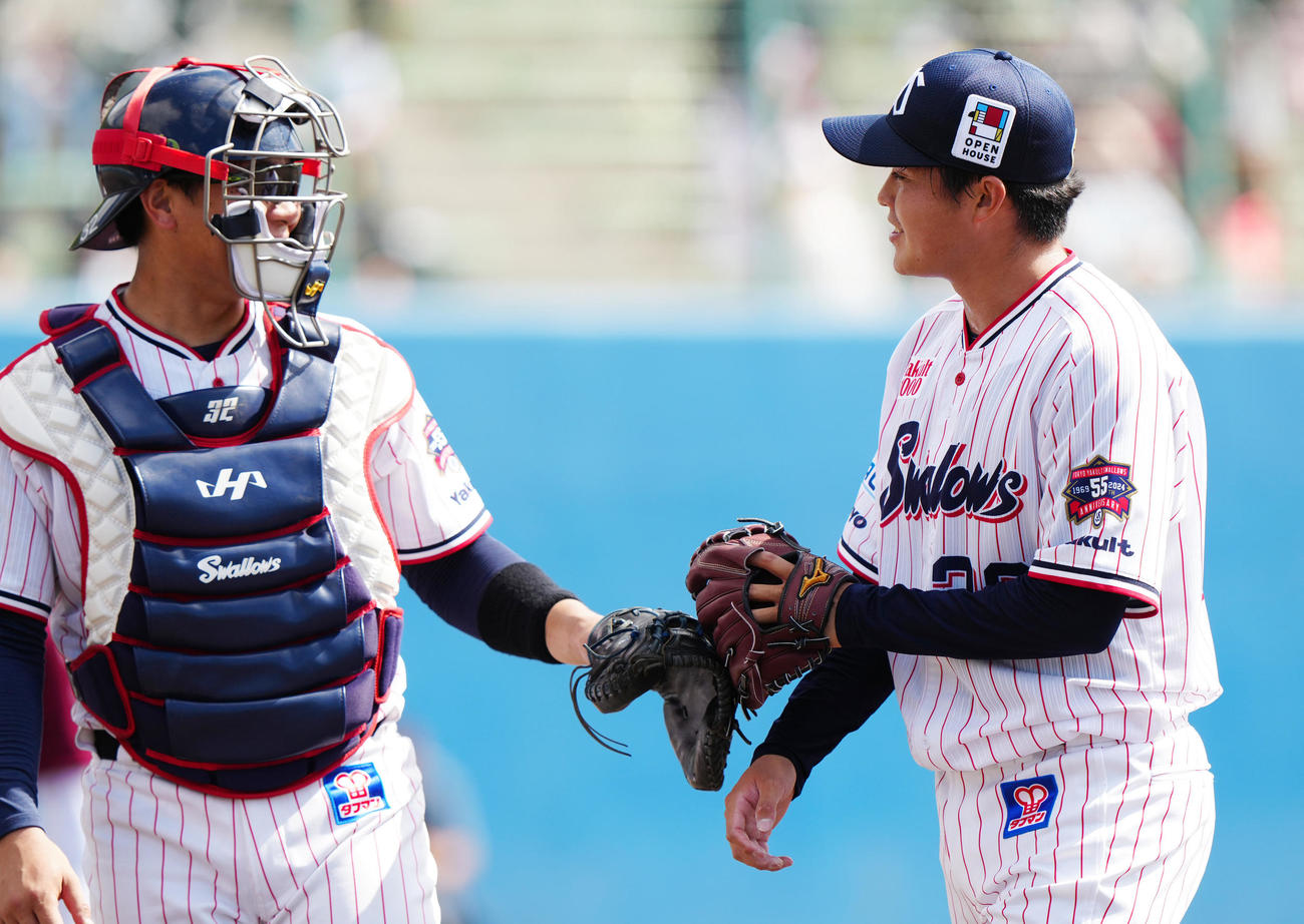 ヤクルト対楽天　4回表終了後、タッチを交わすヤクルト2番手の松本健（右）と捕手松本直（撮影・江口和貴）