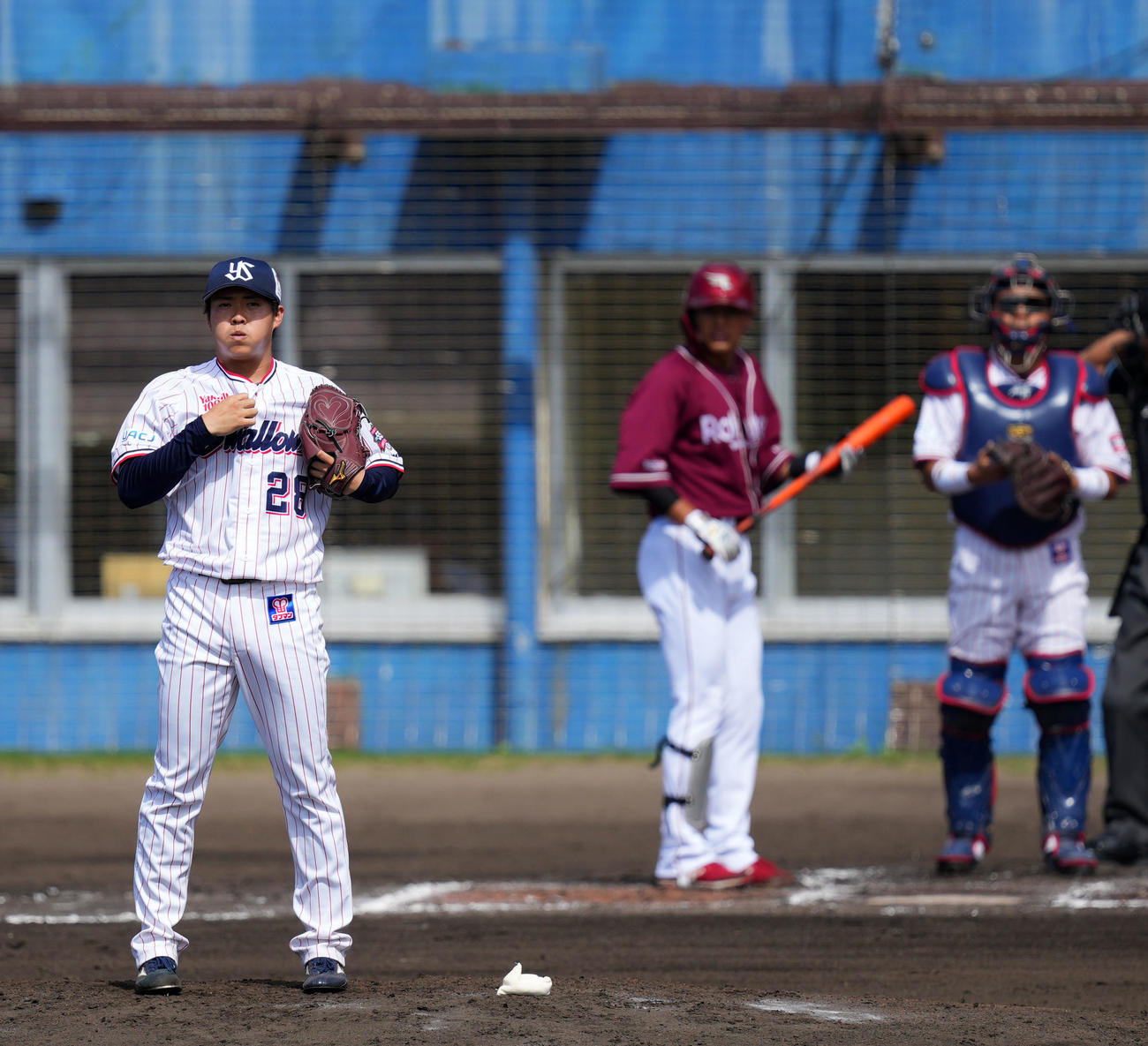 ヤクルト対楽天　3回表から登板しマウンド上で集中するヤクルト松本健（撮影・横山健太）