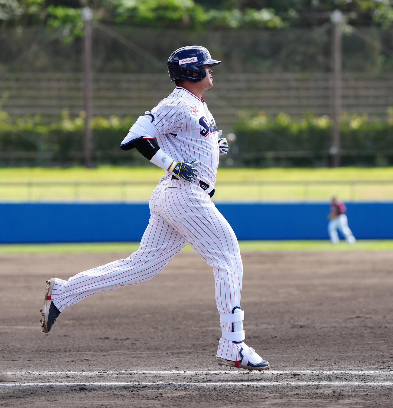 ヤクルト対楽天　4回裏ヤクルト無死二塁、二ゴロに倒れる村上（撮影・江口和貴）