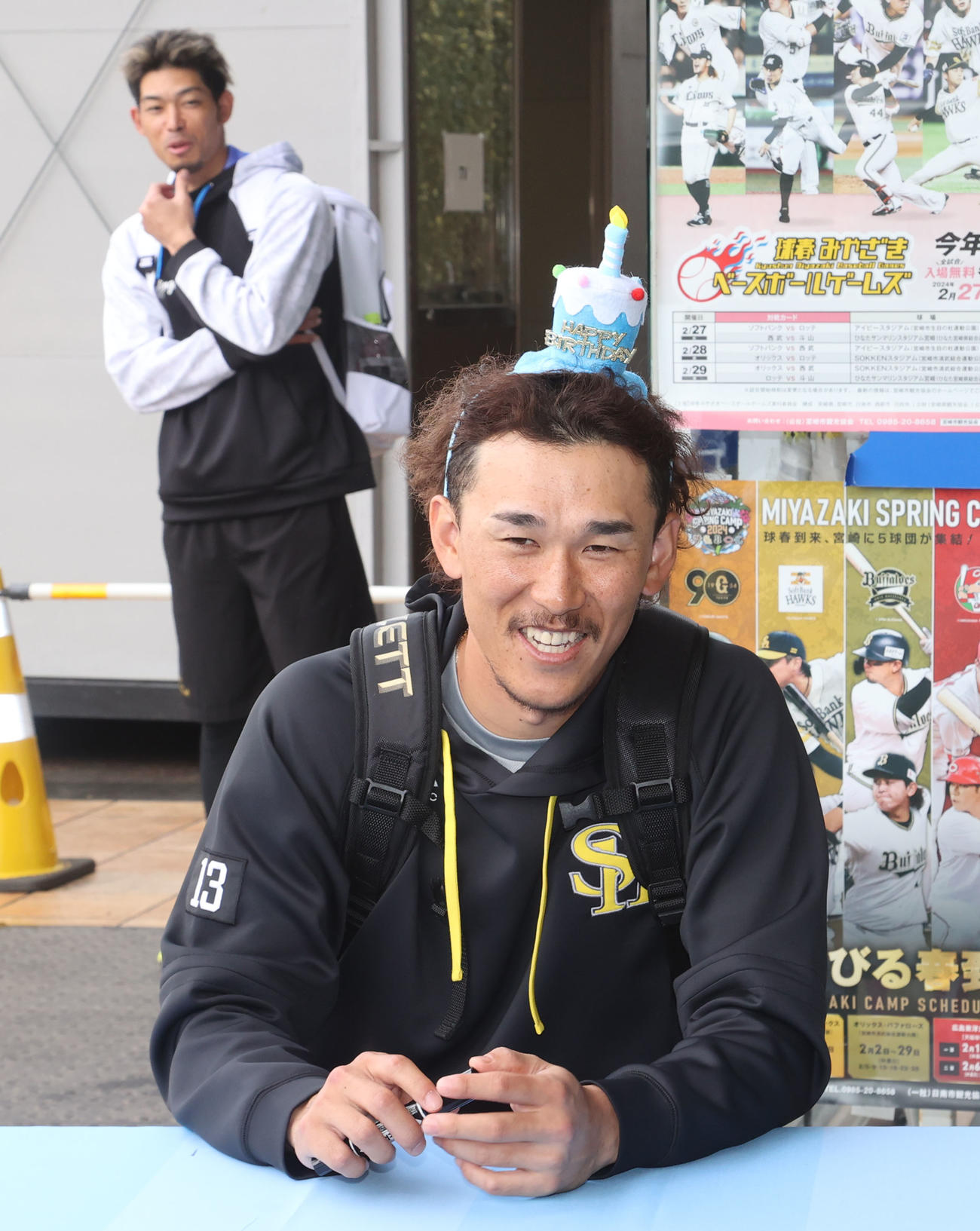 誕生日を迎えた三森は又吉（後方）から「めでたいね」と声をかけられる（撮影・梅根麻紀）