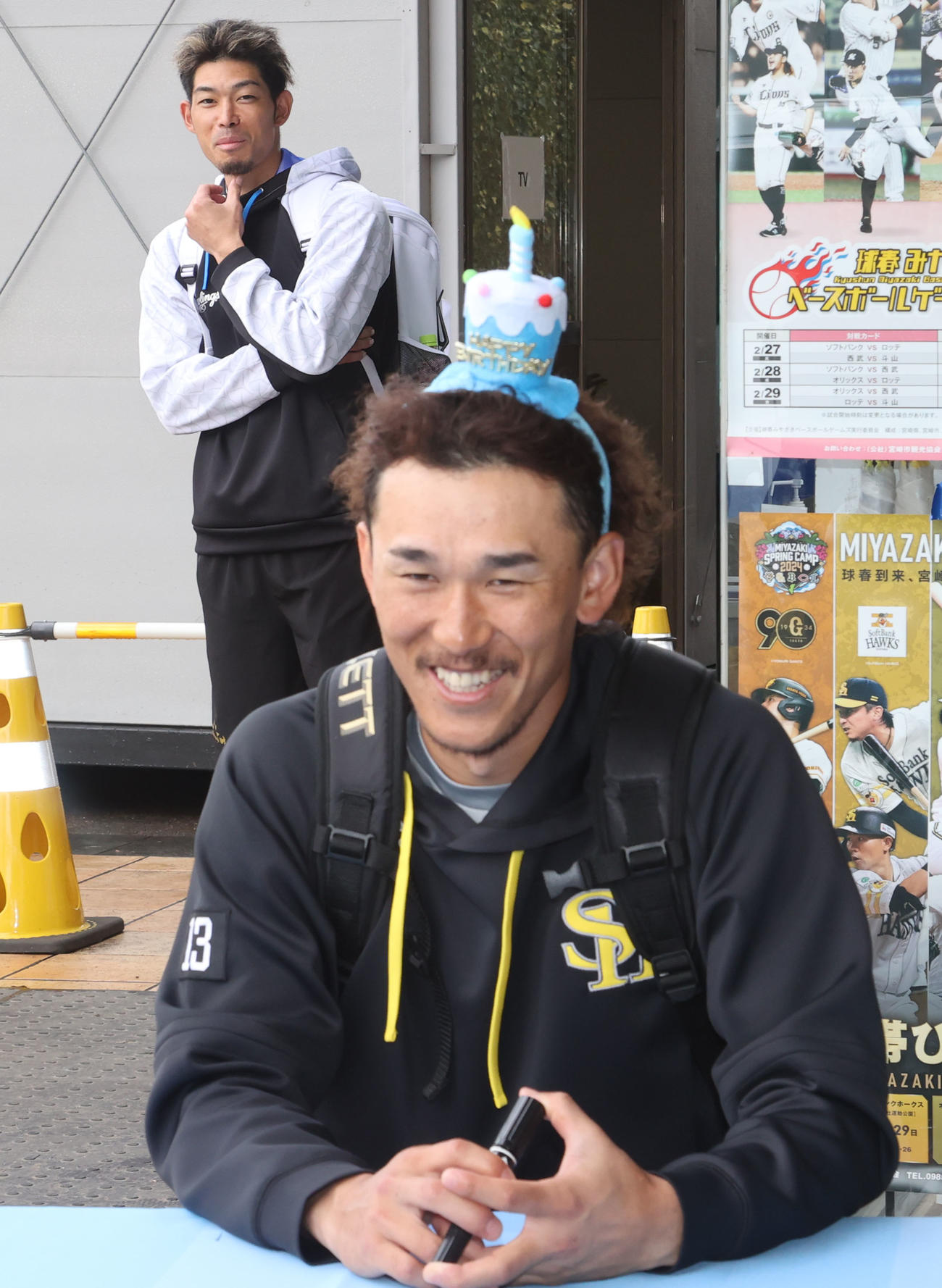 誕生日を迎えた三森はお祝いに笑顔、後方から「めでたいね」と声をかける又吉（撮影・梅根麻紀）
