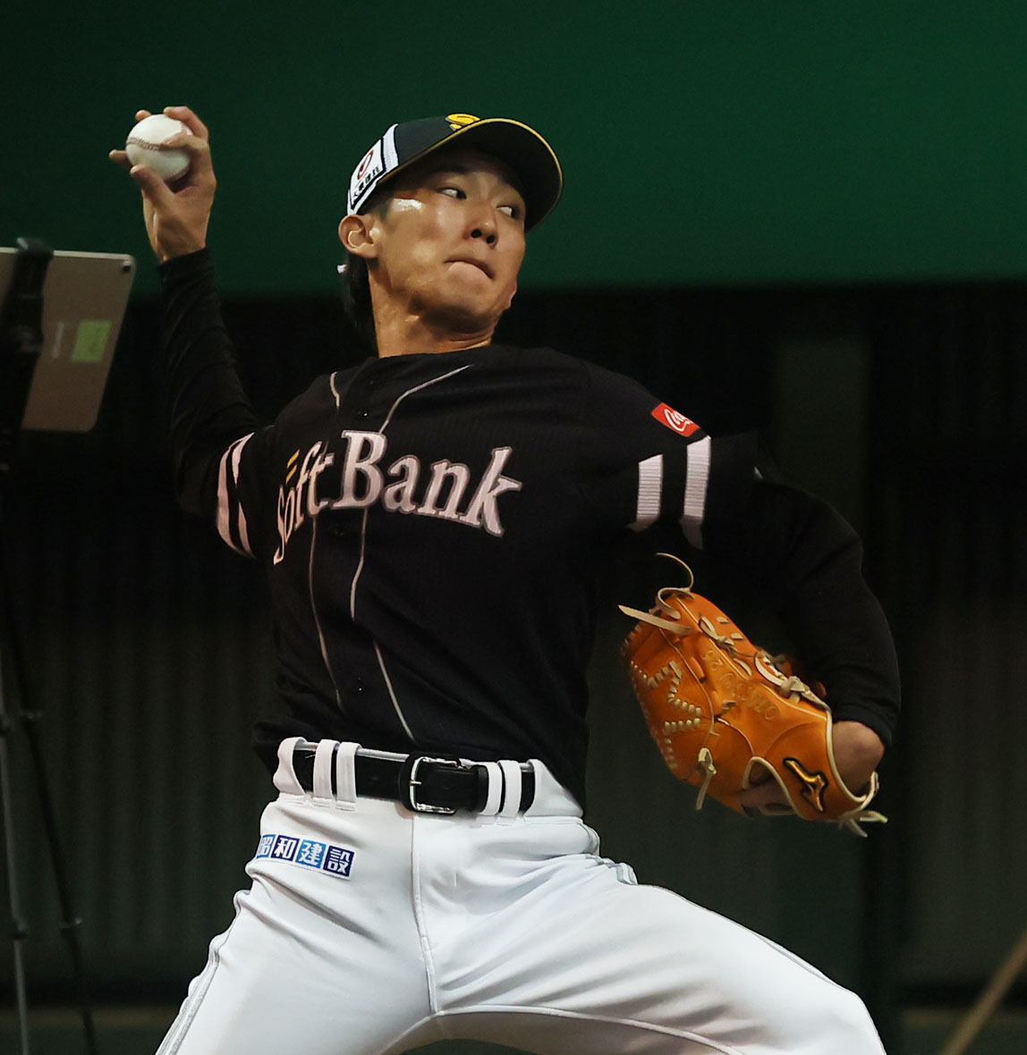 ブルペンで投球するソフトバンク大津（撮影・冨田成美）