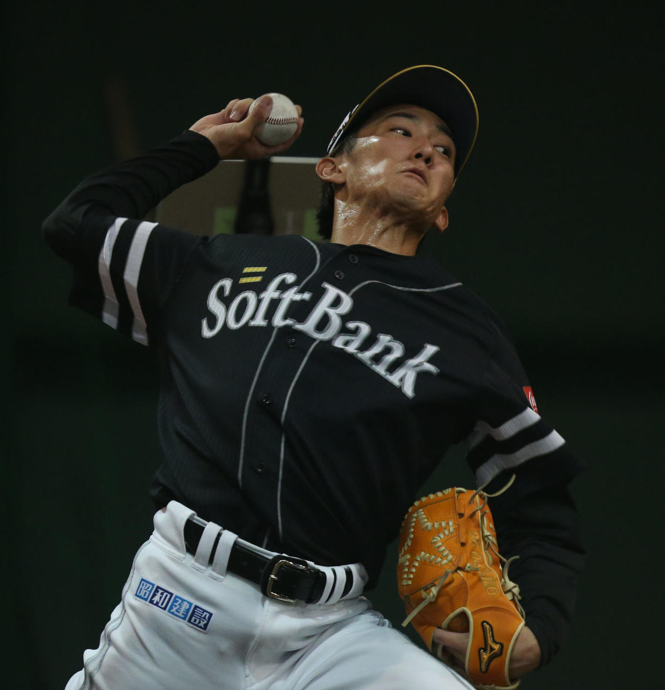 ブルペンで投球するソフトバンク大津（撮影・冨田成美）