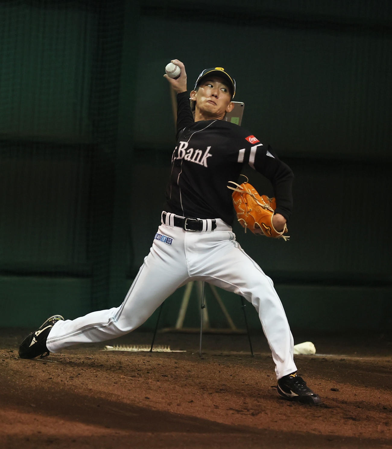 ブルペンで投球するソフトバンク大津（撮影・冨田成美）