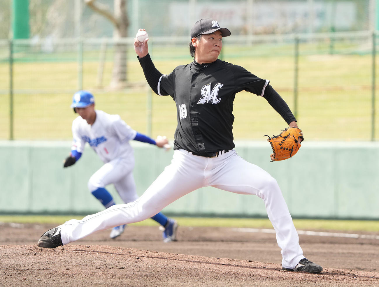 中日対ロッテ　1回裏、登板するロッテ先発の二木（撮影・森本幸一）