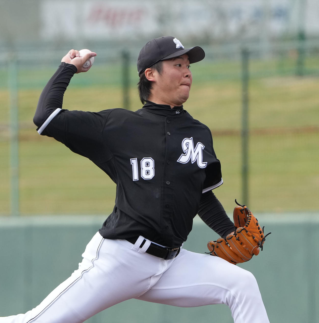 中日対ロッテ　1回裏、登板するロッテ先発の二木（撮影・森本幸一）