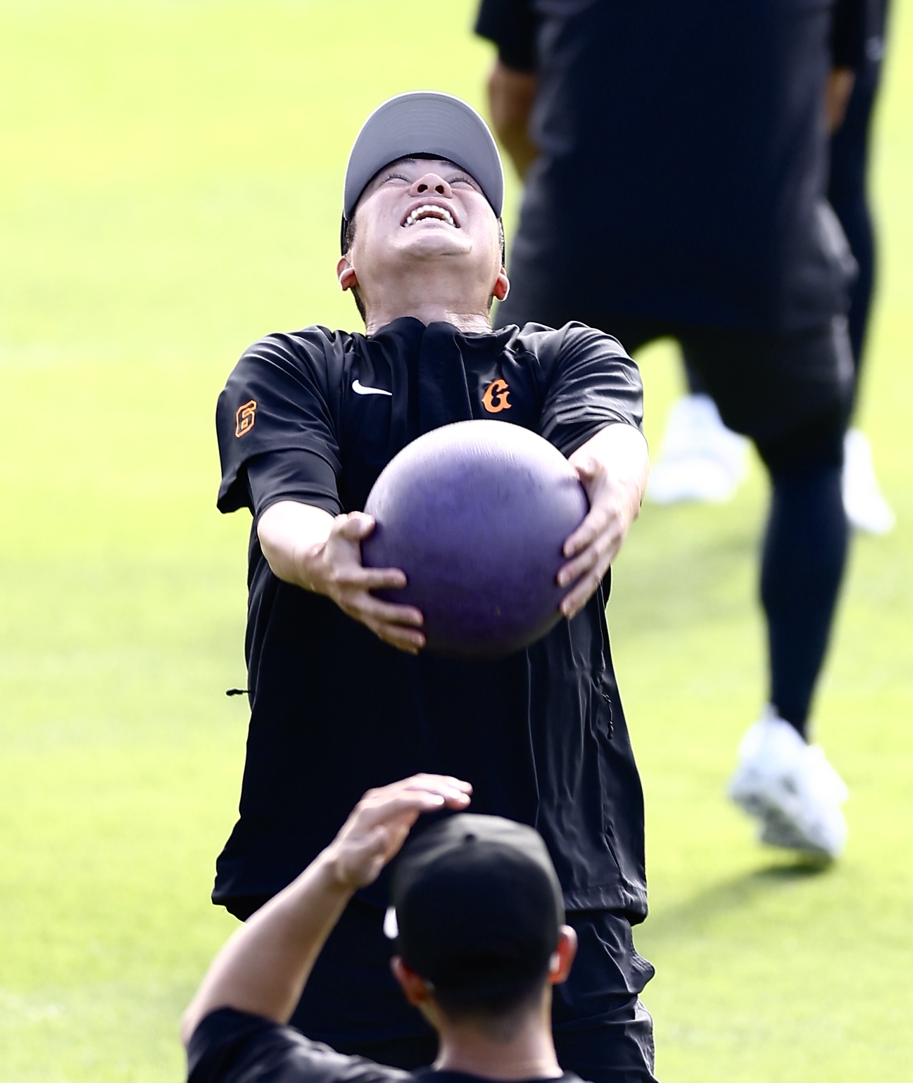 メディシンボールを投げる巨人坂本（撮影・河田真司）