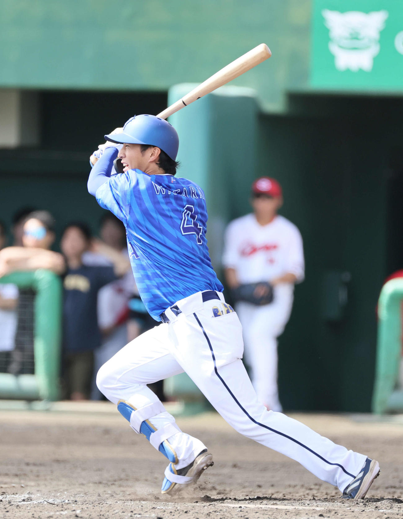 練習試合広島対DeNA 3回表DeNA1死一塁、度会は右前打を放つ（撮影・加藤孝規）