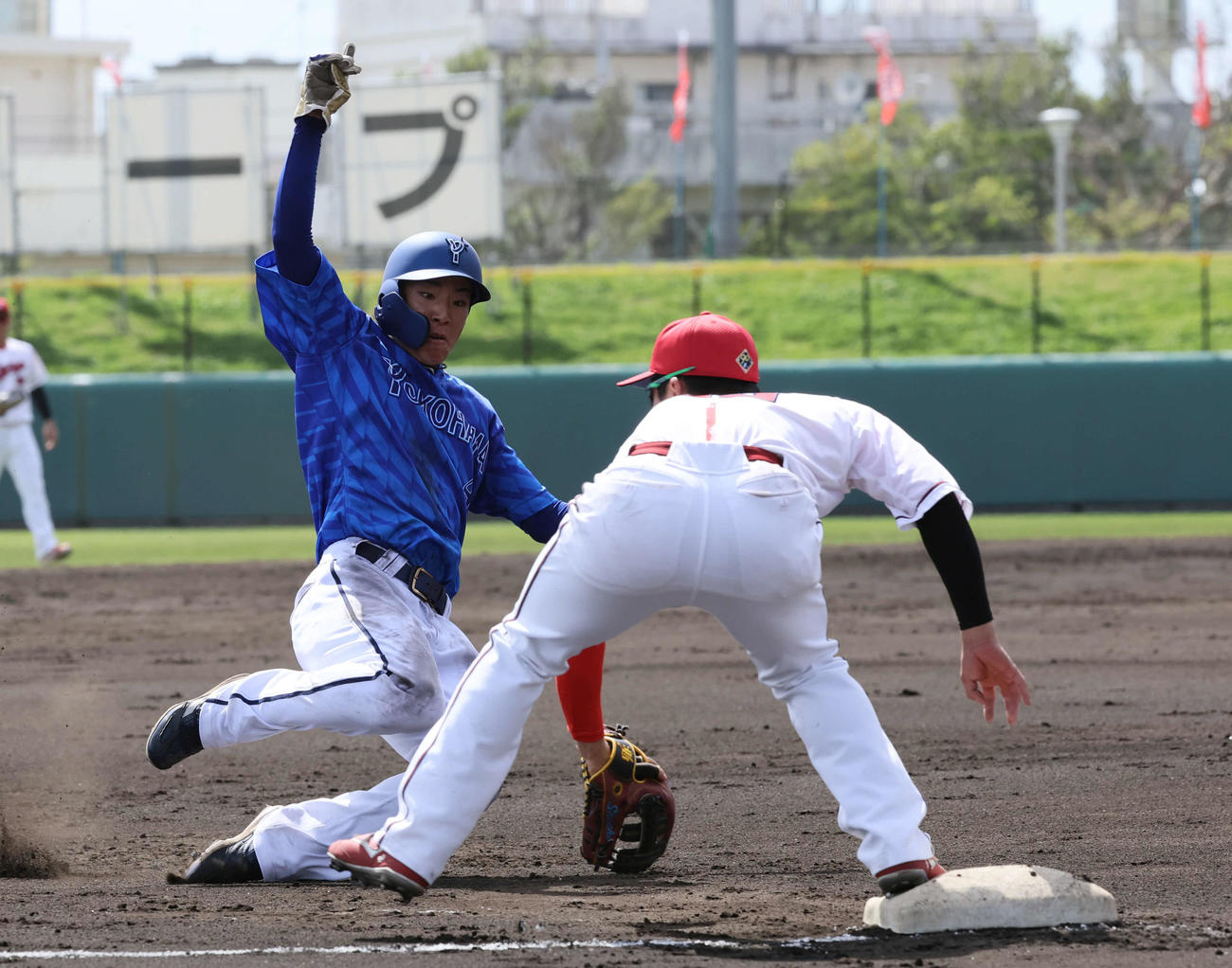 練習試合広島対DeNA 3回表DeNA1死二塁、オースティンの中前打で2走の度会は三塁を狙うがアウト（撮影・加藤孝規）
