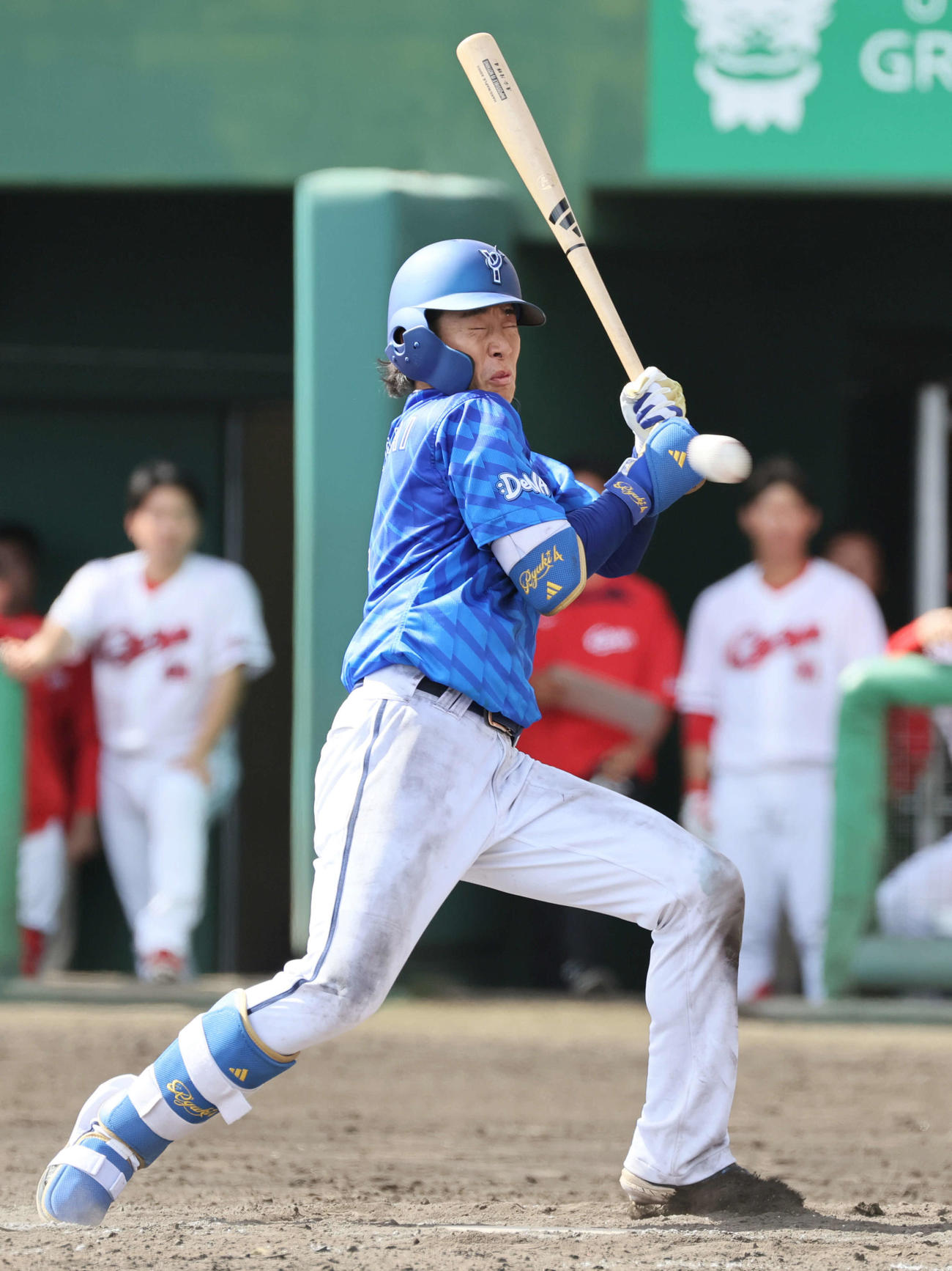 練習試合広島対DeNA 5回表DeNA無死一塁、ボールをよける度会（撮影・加藤孝規）
