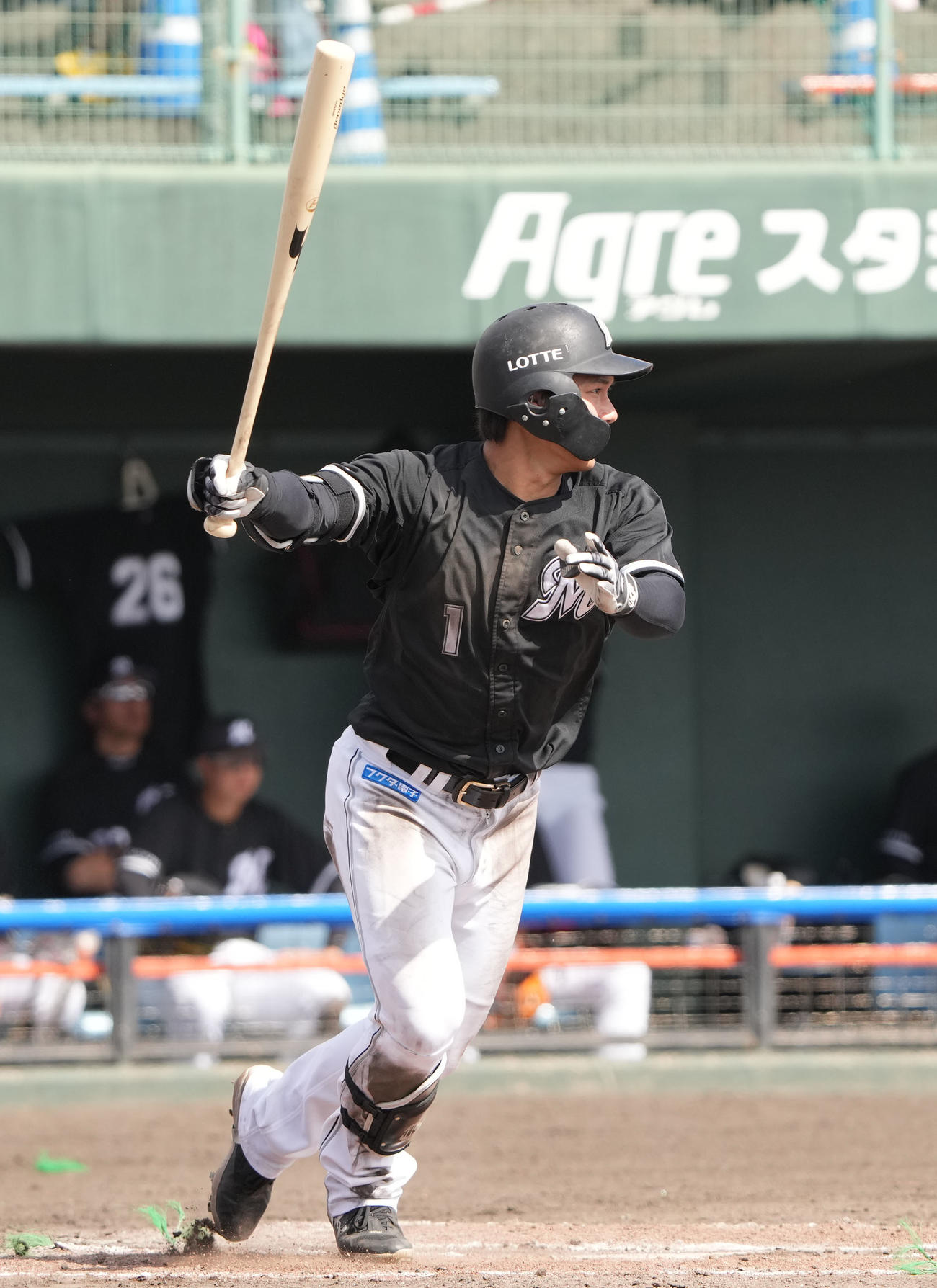 中日対ロッテ　5回表ロッテ2死、中前安打を放つ藤原（撮影・森本幸一）