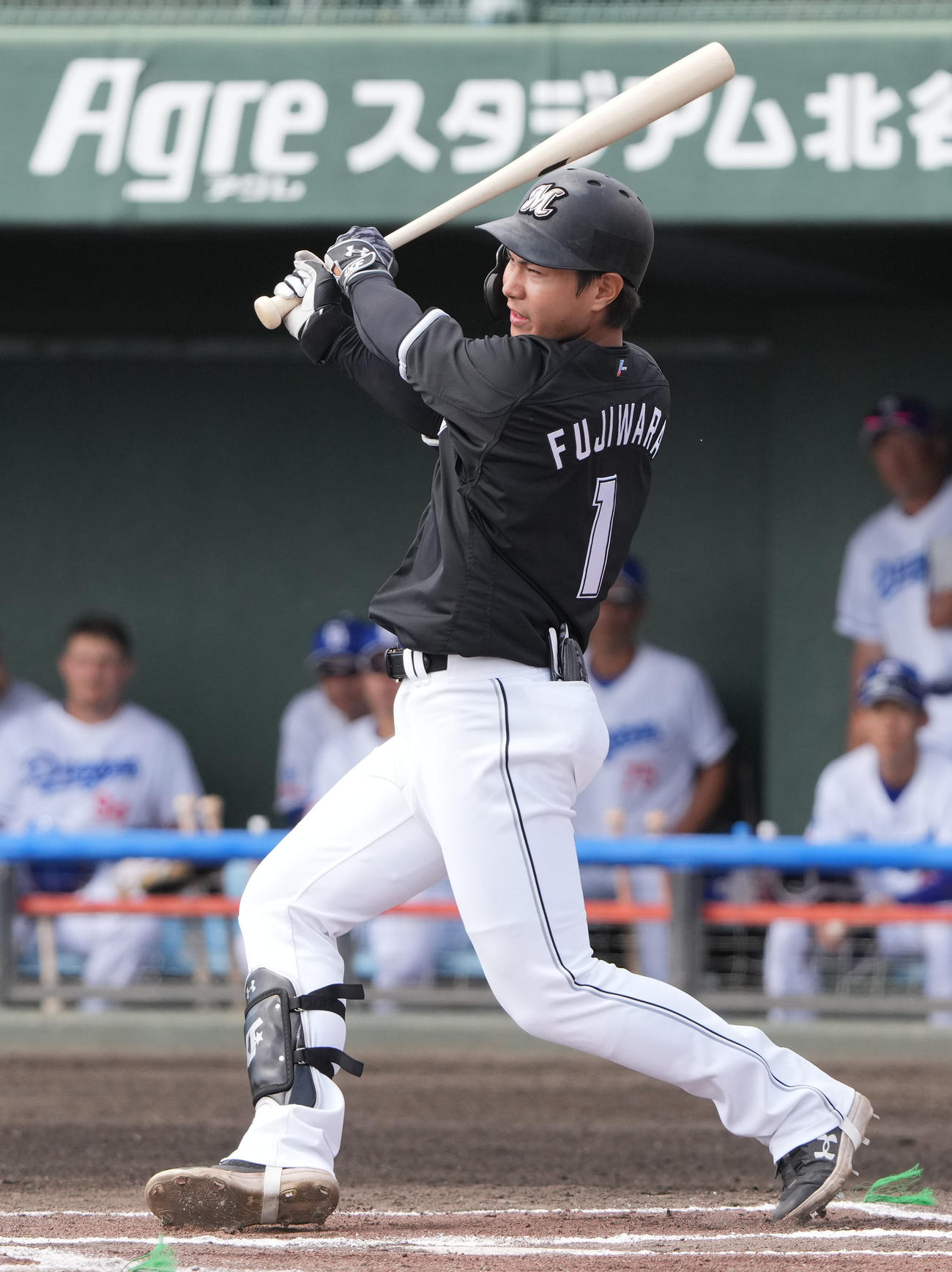 中日対ロッテ　1回表ロッテ無死、投手内野安打を放つ藤原（撮影・森本幸一）