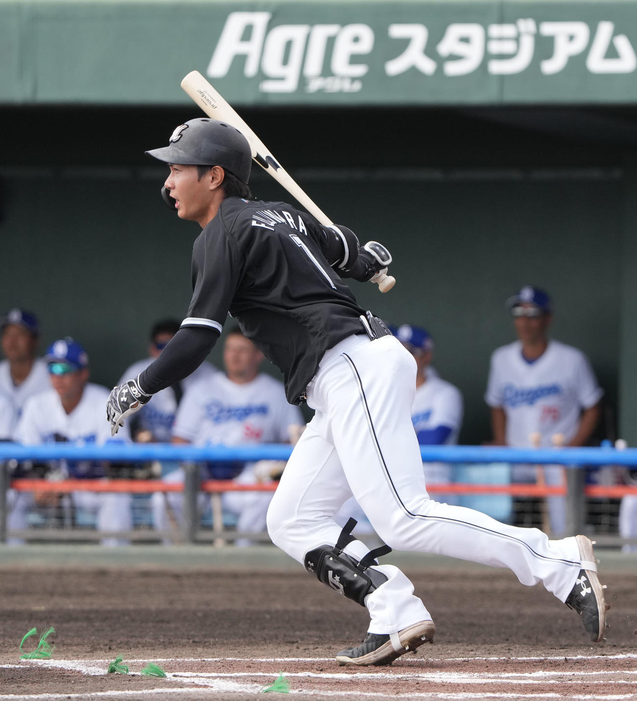 中日対ロッテ　1回表ロッテ無死、投手内野安打を放つ藤原（撮影・森本幸一）