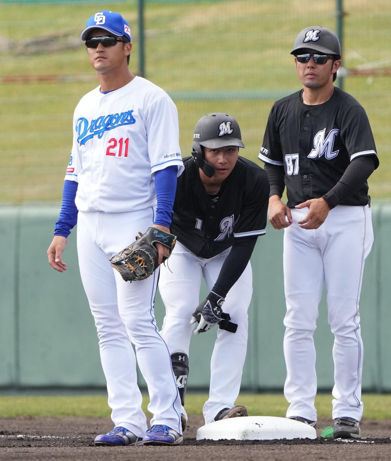 中日対ロッテ　1回表ロッテ無死、投手内野安打を放つ藤原（中央）（撮影・森本幸一）