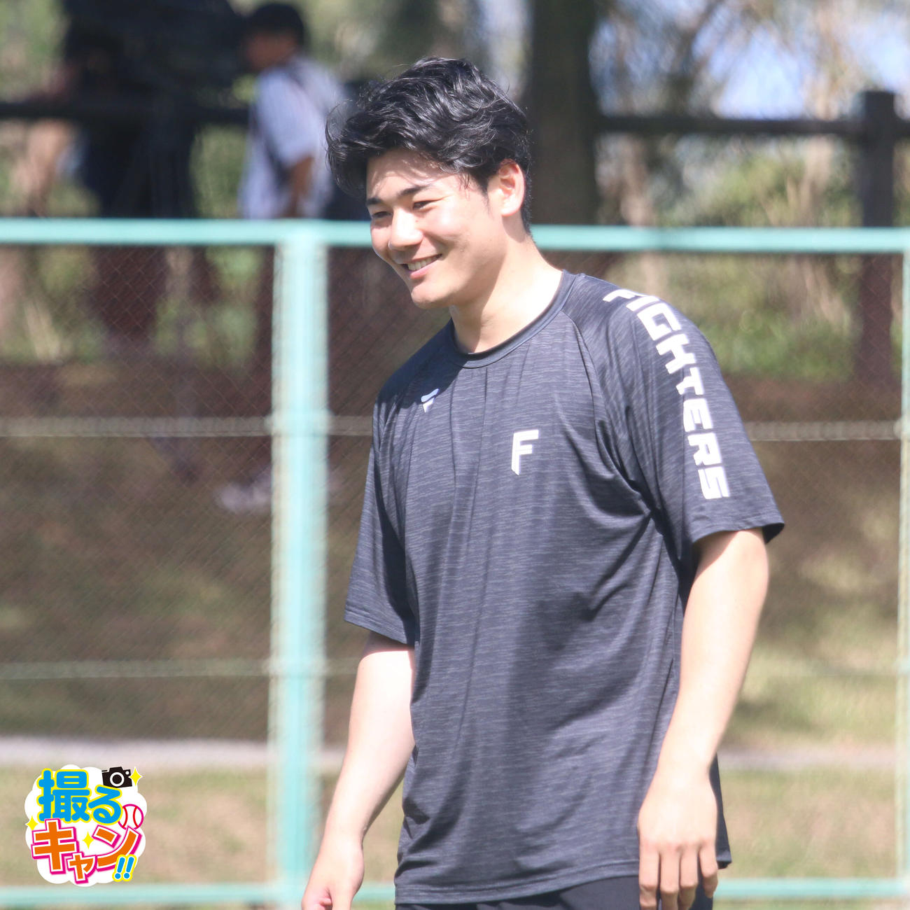 沖縄・国頭キャンプで笑顔を見せる日本ハム清宮（撮影・木下大輔）