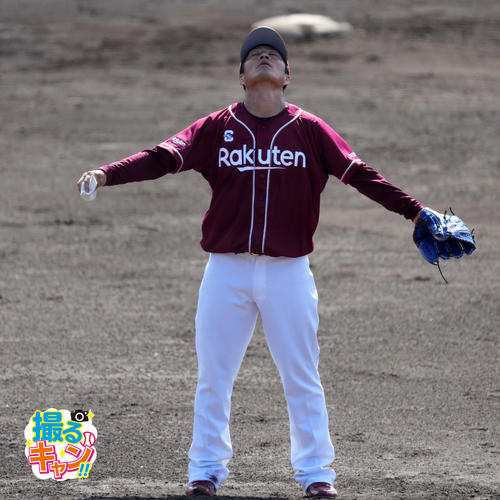 ヤクルト対楽天　７回裏から登板しマウンド上で集中する楽天則本（撮影・横山健太）