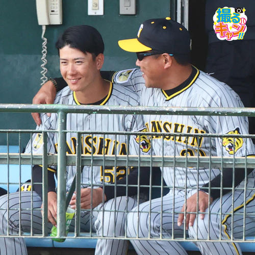 紅白戦　６回裏の守備を終えた山田脩也（左）は北川博敏２軍打撃コーチの話を笑顔で聞く（撮影・上山淳一）