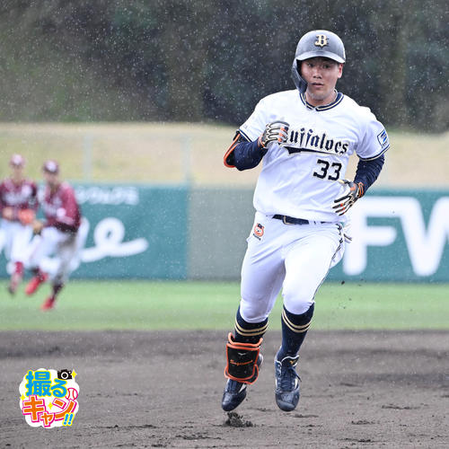 オリックスキャンプ　オリックス対楽天２軍　６回裏オリックス１死二、三塁、右中間を破る適時三塁打を放つ杉沢龍（撮影・和賀正仁）