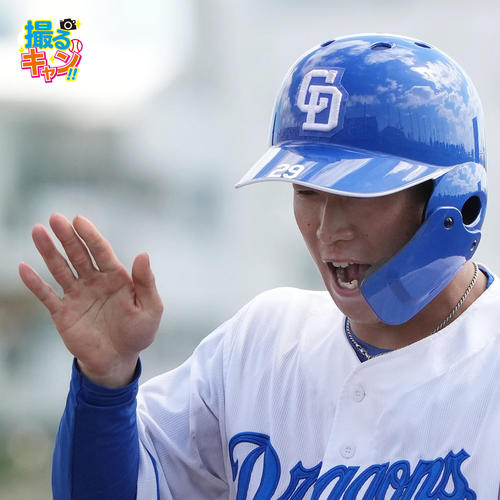 中日対ロッテ　５回裏中日１死二、三塁、左前２点適時打を放った辻本倫太郎（右）（撮影・森本幸一）
