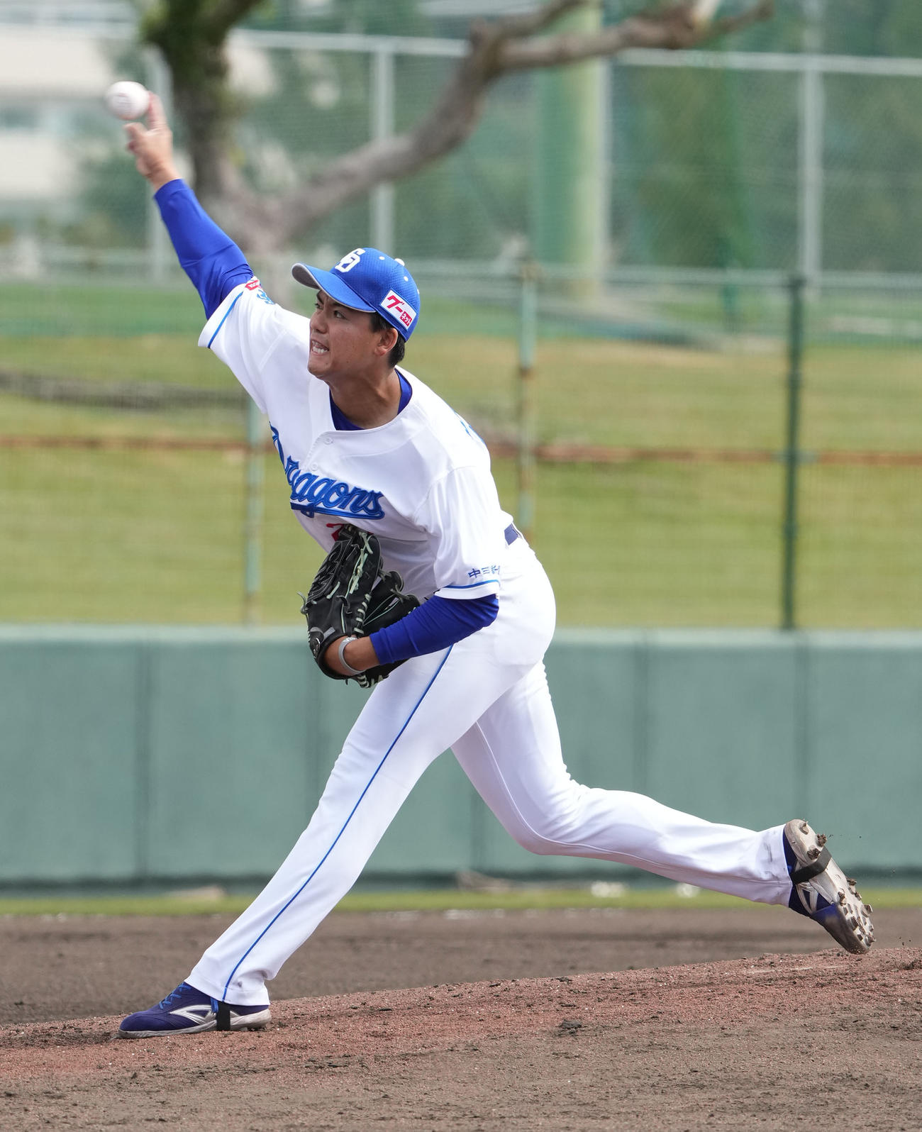 中日対ロッテ　4回表、中日2番手で登板する松木平（撮影・森本幸一）