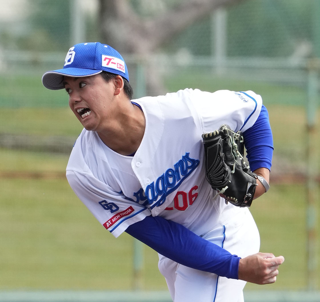 中日対ロッテ　4回表、中日2番手で登板する松木平（撮影・森本幸一）