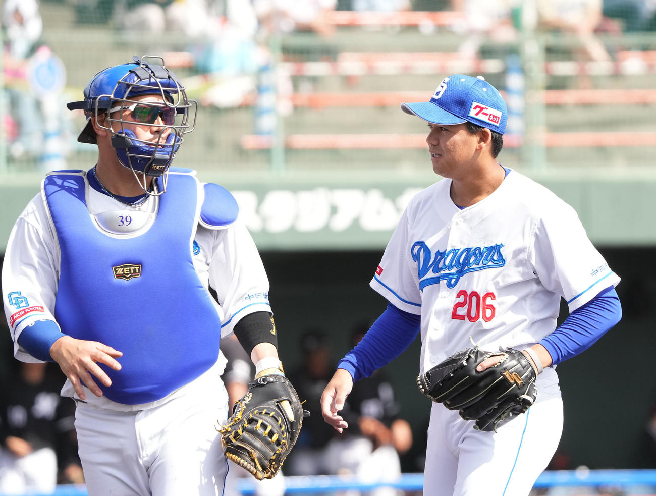 中日対ロッテ　5回表終了、宇佐見と言葉を交わしベンチへ戻る松木平（右）（撮影・森本幸一）