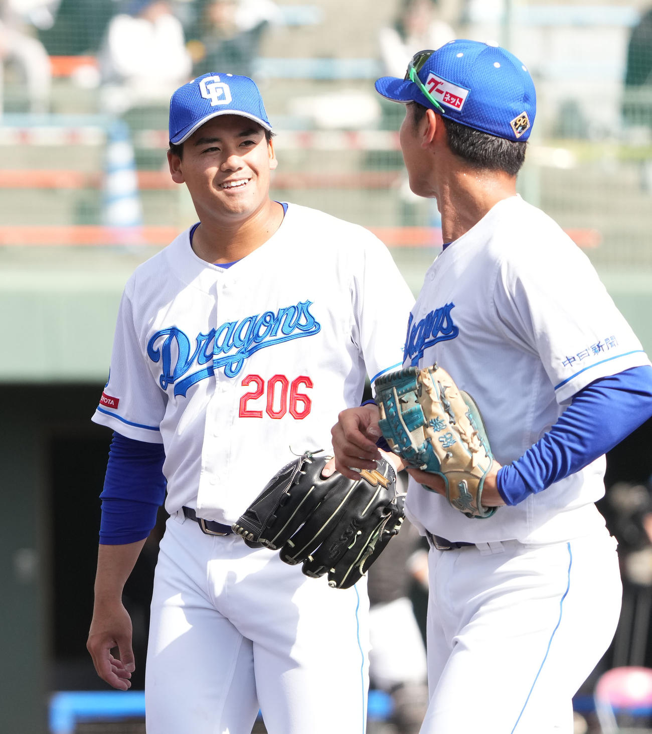 中日対ロッテ　7回表終了、福永と言葉を交わしベンチへ戻る松木平（左）（撮影・森本幸一）