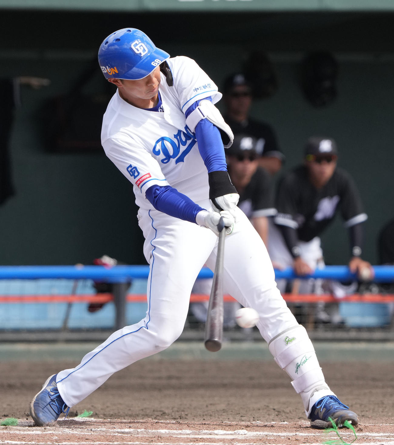 中日対ロッテ　2回裏中日1死二塁、中前適時打を放つ福永（撮影・森本幸一）