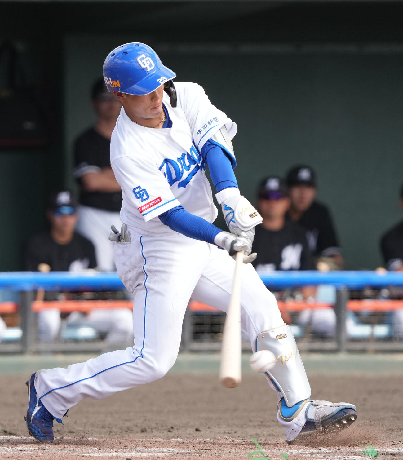 中日対ロッテ　5回裏中日1死二、三塁、左前2点適時打を放つ辻本（撮影・森本幸一）