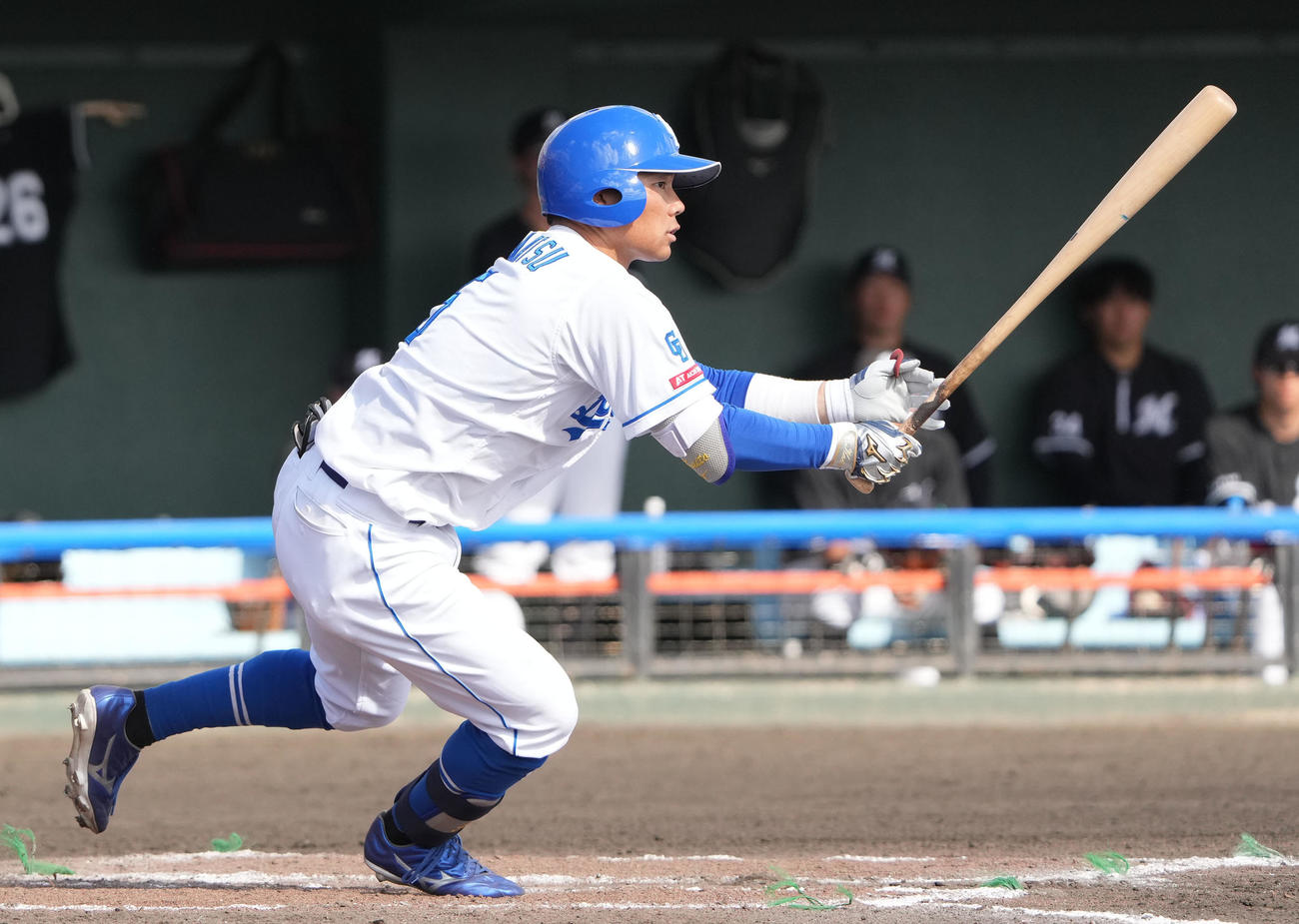 中日対ロッテ　7回裏中日無死二、三塁、右前適時打を放つ村松（撮影・森本幸一）