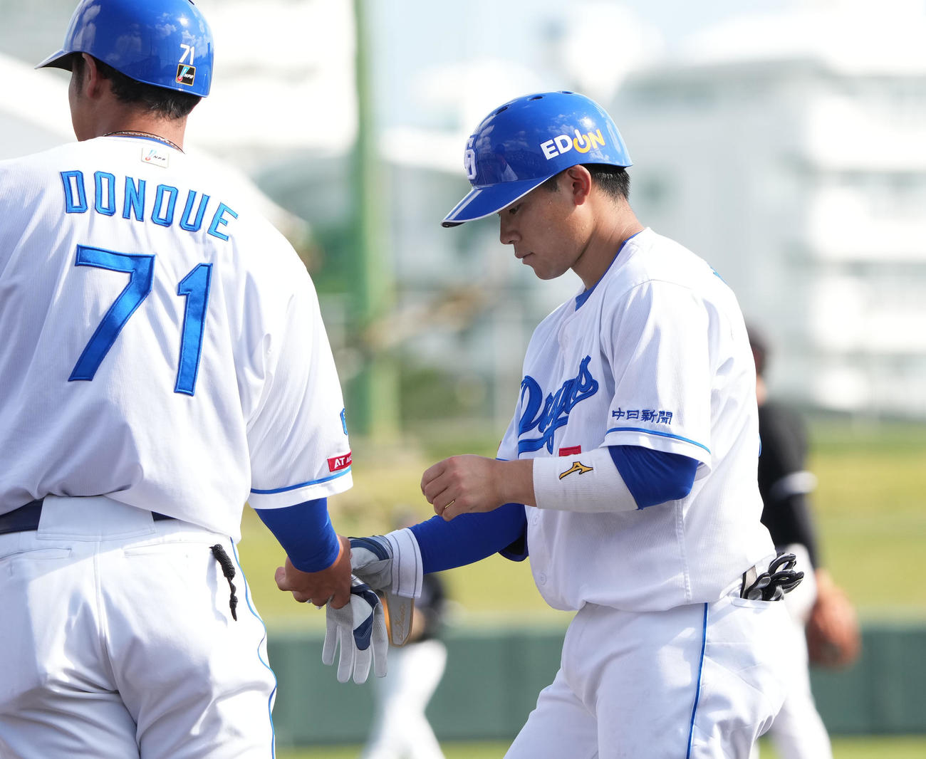 中日対ロッテ　7回裏中日無死二、三塁、右前適時打を放った村松（右）（撮影・森本幸一）