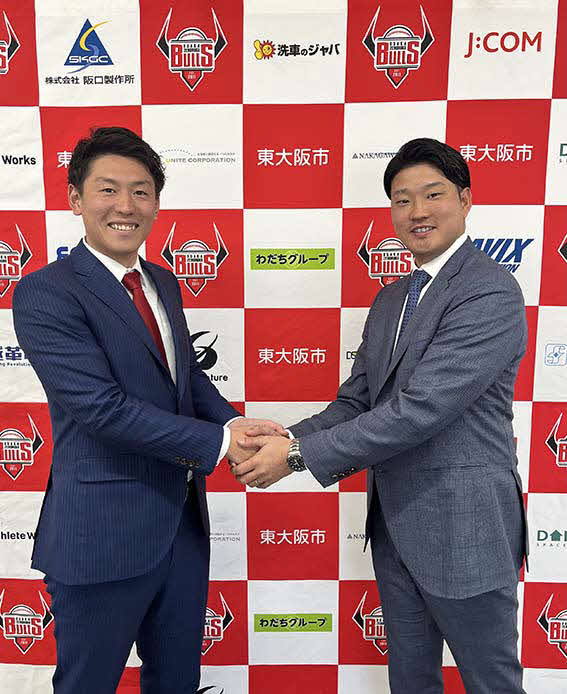 今年1月、元楽天・菅原秀投手のブルズ入団を発表した孫入優希球団代表（左）