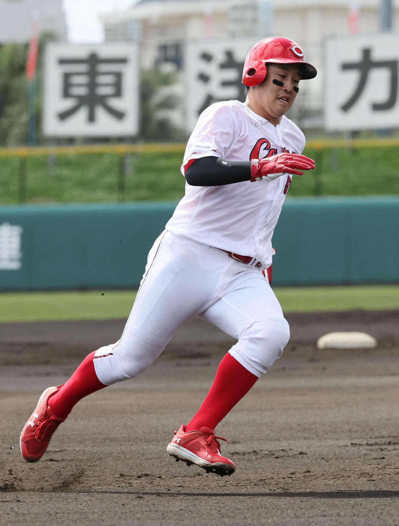 練習試合広島対DeNA 1回裏広島2死一塁、シャイナ－は中前打で、小園は本塁を狙う（撮影・加藤孝規）