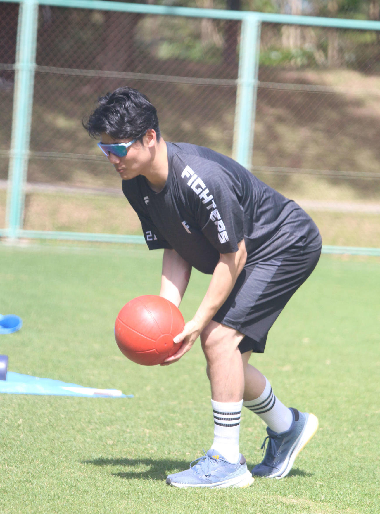 沖縄・国頭キャンプでメディシンボールを使ってトレーニングする日本ハム清宮（撮影・木下大輔）