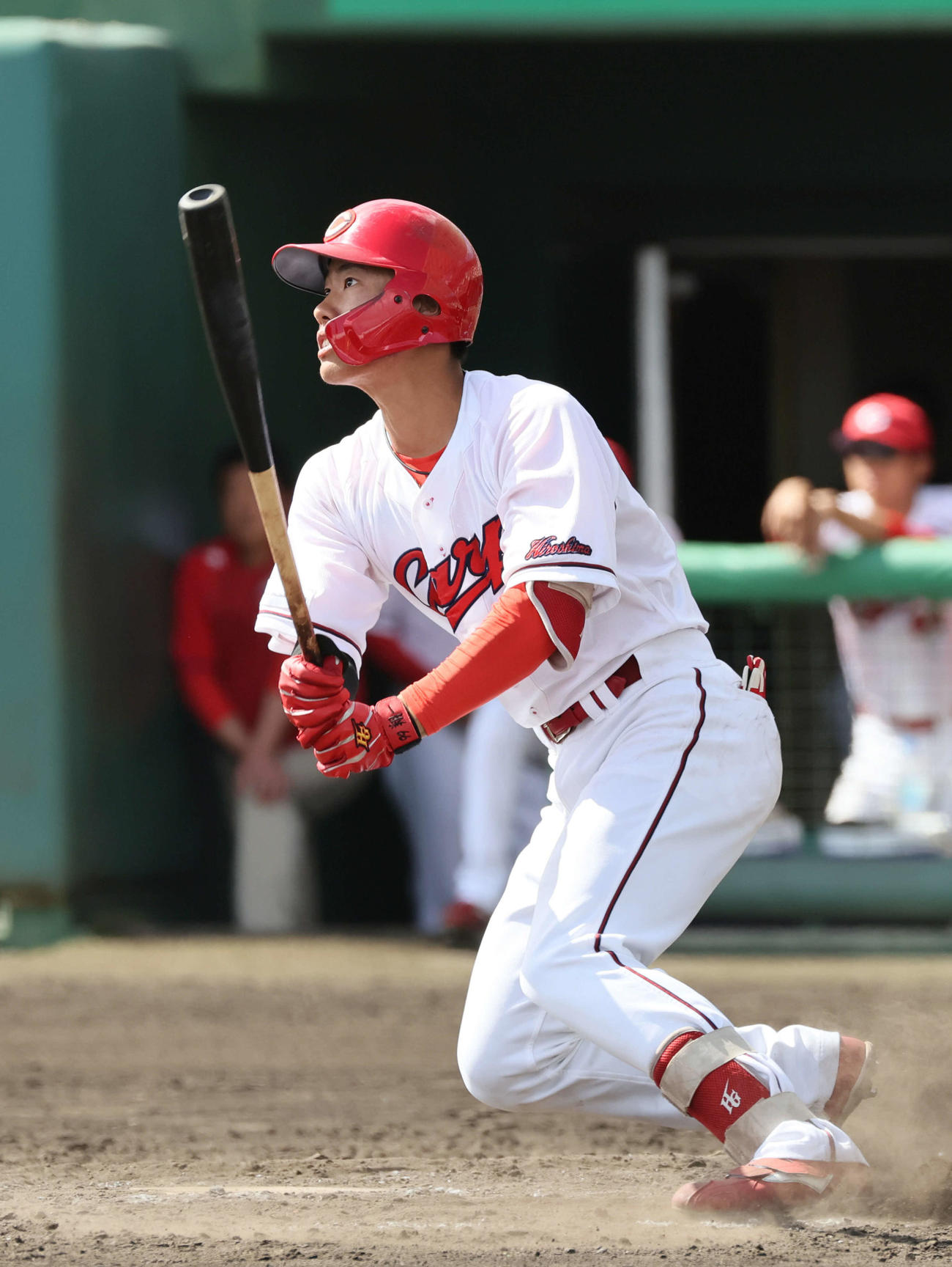練習試合広島対DeNA 4回裏広島1死二塁、二俣は同点左適時二塁打を放つ（撮影・加藤孝規）