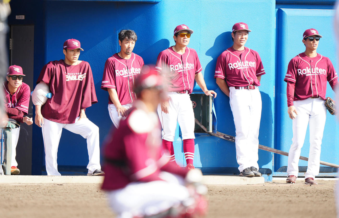 ヤクルト対楽天　9回裏、戦況を見つめる則本（左から2人目）ら楽天の選手たち（撮影・江口和貴）
