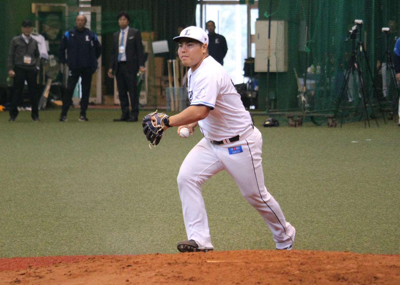 投内連係で挟殺プレーへ動く西武平良（撮影・金子真仁）